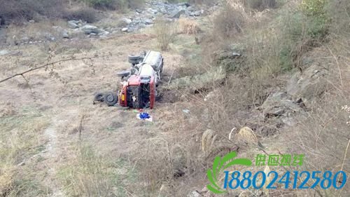 十堰油罐车与快递车相撞翻入深沟 汽油大量泄漏