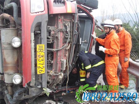 油罐车侧翻成南高速公路 2人被困