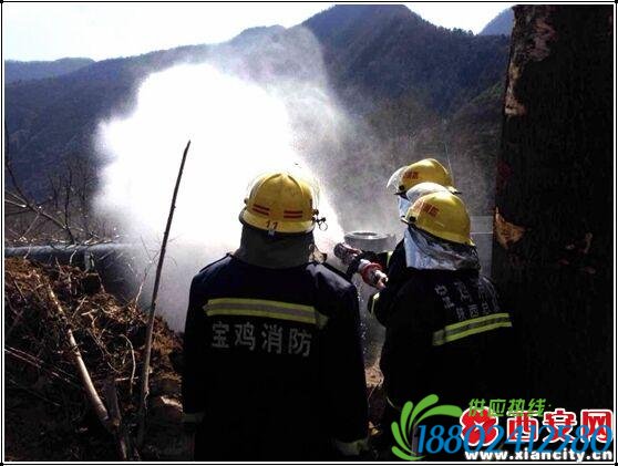 32吨“毒液”泄露国道旁 12小时坚守保平安