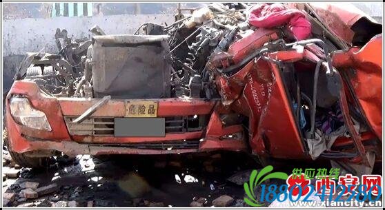 32吨“毒液”泄露国道旁 12小时坚守保平安