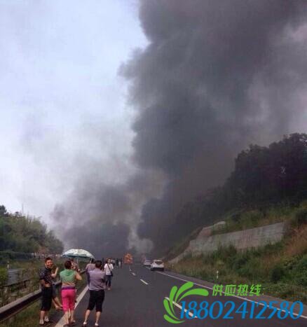 乐宜高速犍为段一油罐车燃烧 现场浓烟滚滚(图)