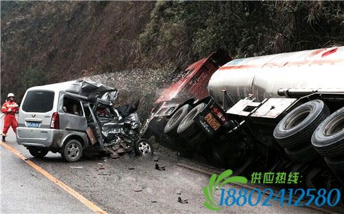 面包车被撞变形