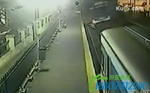 三火车迎面相撞场面惨烈 车头严重变形乘客惊恐