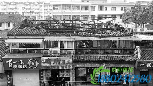 　　站在对面三楼，可以看到，三个店铺屋顶开了“天窗”，一片断壁残垣。