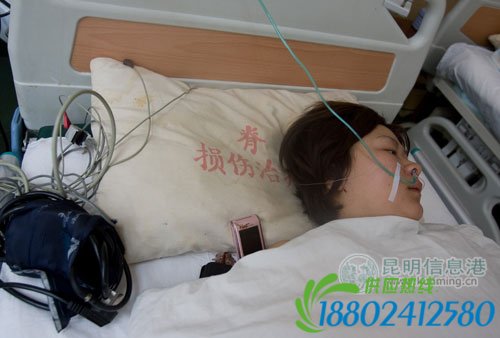 大货车冲破护栏撞上油罐车 昆曲高速堵了5个多小