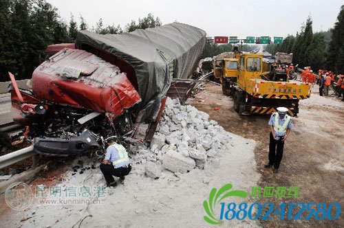 大货车冲破护栏撞上油罐车 昆曲高速堵了5个多小