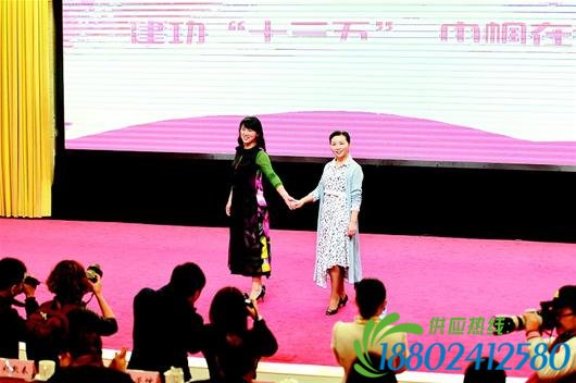 湖北日报讯 图为：喻梅在进行风采展示。