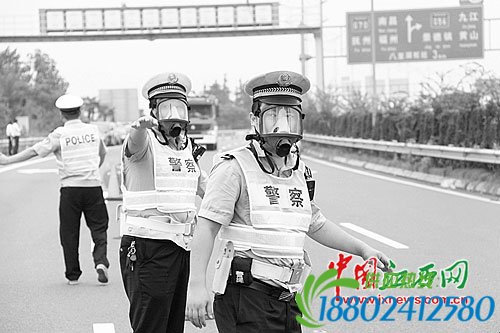 危化品车撞上护栏“泄漏”（图）