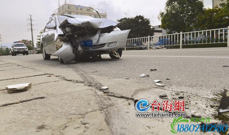 小车撞护栏5人被困车上 前盖被撞开一死两重伤