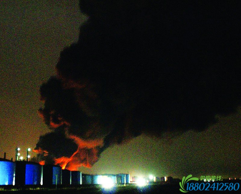 河北省沧州市一油罐车爆炸后引燃6辆油罐车[图