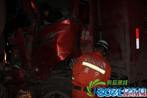 遂宁：凌晨突发车祸 嘉禾路消防中队紧急救援