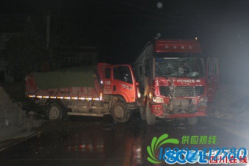 遂宁：凌晨突发车祸 嘉禾路消防中队紧急救援