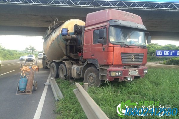 海南环岛高速一油罐车为躲避小车撞上隔离带
