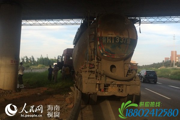 海南环岛高速一油罐车为躲避小车撞上隔离带