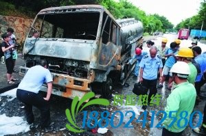 油罐车或因机械故障自燃 两司机脱险车胎爆炸