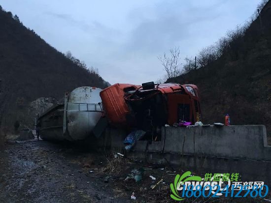 装载33吨芳烃罐车侧翻 宝鸡消防赶赴救援
