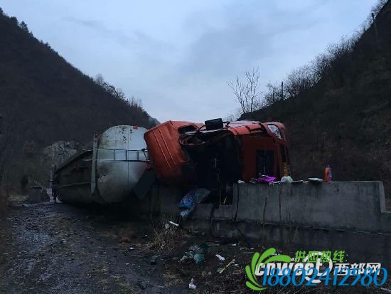装载33吨芳烃罐车高速路侧翻