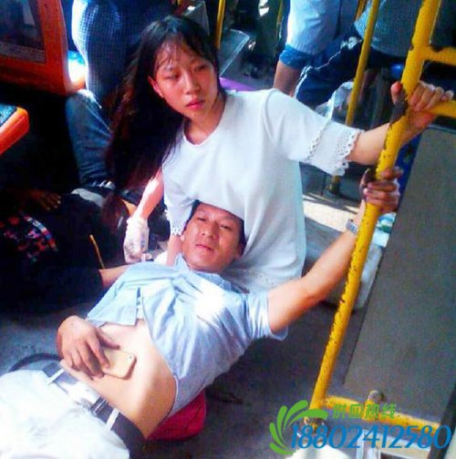 重庆最美少女 双腿跪地当靠垫救人