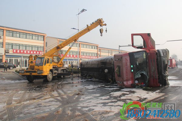 油罐车侧翻泄漏 21名消防官兵赶往现场救援