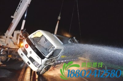 兰州新区交警成功处置一起油料运输车辆侧翻事故