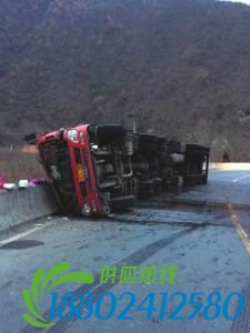 载33吨易燃液体罐车侧翻