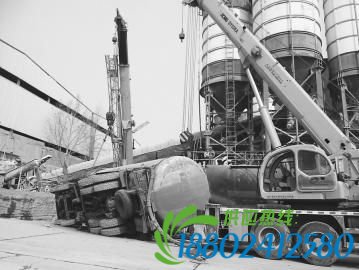 9日凌晨，党家庄一水泥搅拌站内，一送水泥料的罐车在站内调头时不慎侧翻，<a