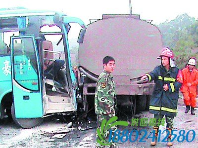 湖南：客车高速超车迎面撞上油罐车 致3死12伤