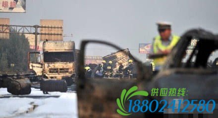 13日下午3点，济青高速北线唐王立交桥东临，自东向西车道发生爆炸。事故现场占据了近200米的高速路，爆炸的是1米多高的储油罐，20多个储油罐被炸得变了形。