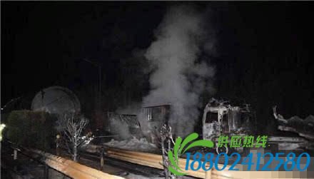 爆炸现场冒着黑烟。