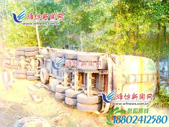 高速公路旁油罐车侧翻