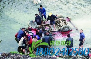 麻江县杏山镇农用车撞断护栏坠入河中 警民抬车救人