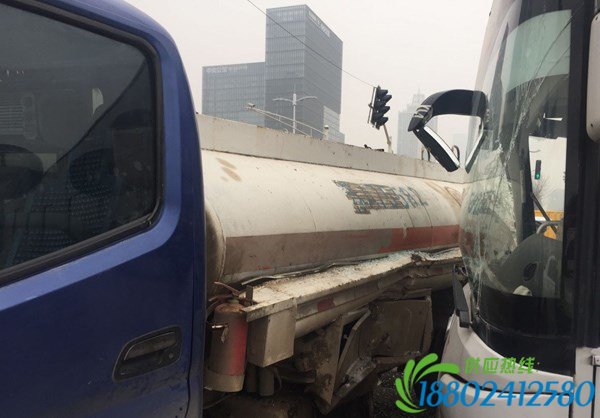 奥体一公交车撞上油罐车 一女大学生受伤