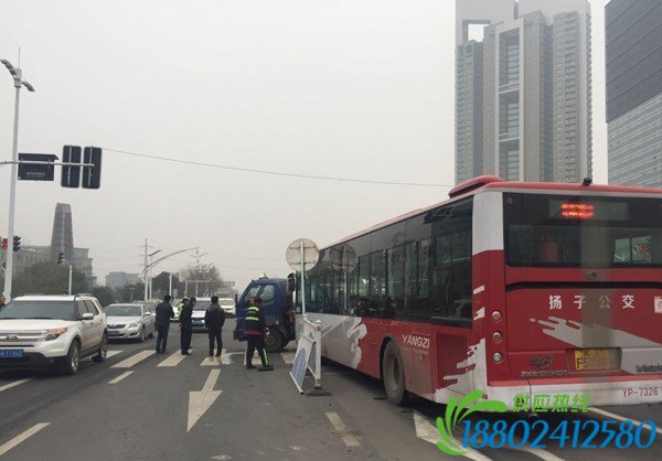 奥体一公交车撞上油罐车 一女大学生受伤