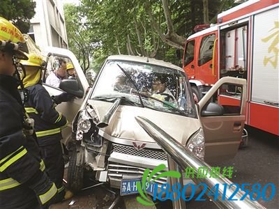 南京一面包车撞上护栏 副驾乘客遭钢管穿胸 原是司机想冲过减速带谁知车头一歪