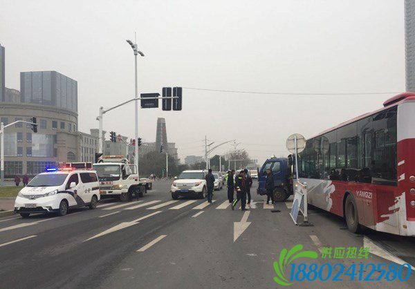 奥体一公交车撞上油罐车 一女大学生受伤