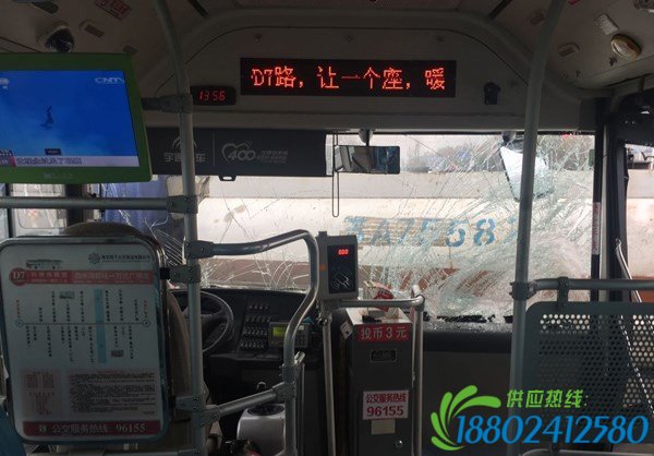 奥体一公交车撞上油罐车 一女大学生受伤