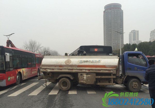 奥体一公交车撞上油罐车 一女大学生受伤