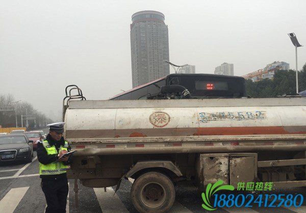 奥体一公交车撞上油罐车 一女大学生受伤