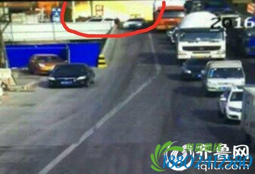 齐鲁网滨州3月9日讯据网友爆料,3月9日上午,在滨州博兴柳桥转盘附近,一电焊工为一辆大油罐进行焊接作业时发生意外。目前,该维修工已被送至医院救治,具体情况不详。