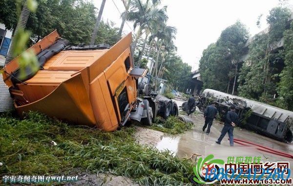 广深高速一油罐车爆胎坠桥30吨煤油流入河涌(组