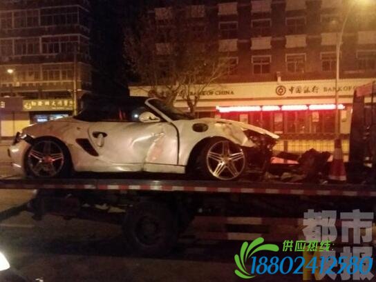 保时捷迎面撞上出租车 保时捷撞飞护栏迎面出租车无辜躺枪