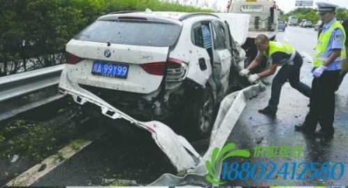 宝马车撞上高速路护栏 副驾女子左脚被削掉(图)
