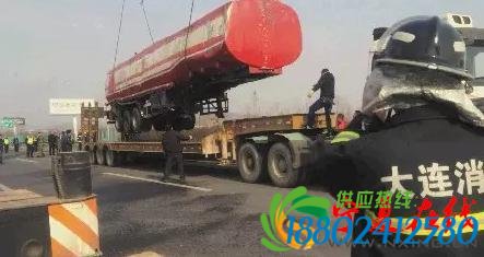 危急8小时！大连沈海高速货车油罐车相撞 7吨柴油泄漏