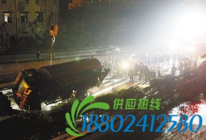 油罐车侧翻3吨柴油洒内环 引燃过路本田(图)