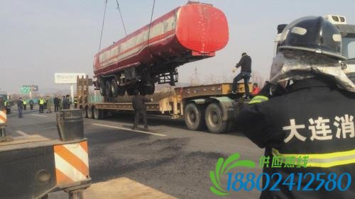 油罐车翻入10米深沟7吨柴油泄漏 消防紧急救援排险