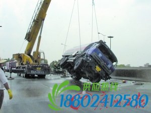 广园快速油罐车侧翻