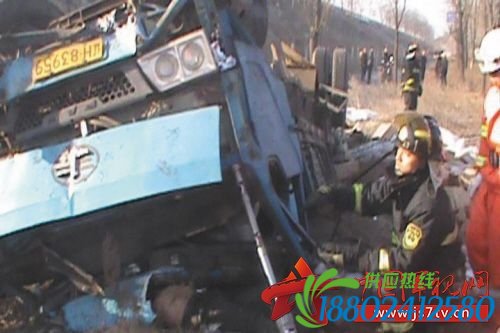 7吨柴油泄漏 消防武警紧急排险