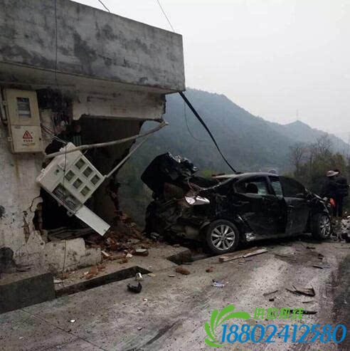 苍南一油罐车失控碰撞多车 车上载运硫酸