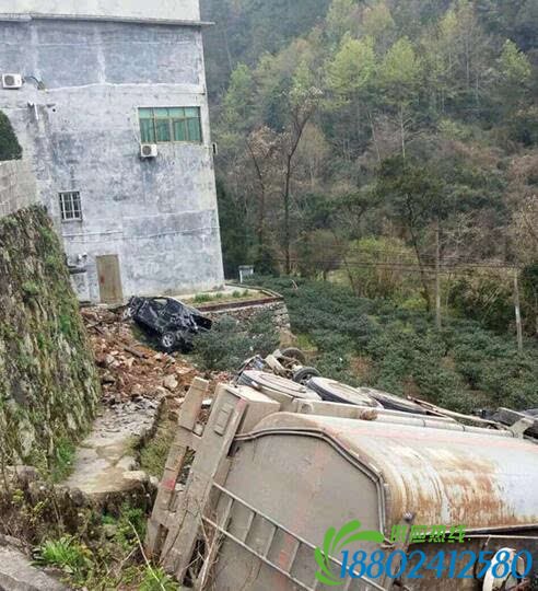 苍南一油罐车失控碰撞多车 车上载运硫酸
