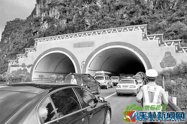 应急演练：模拟玉铁高速隧道发生油罐车爆炸事